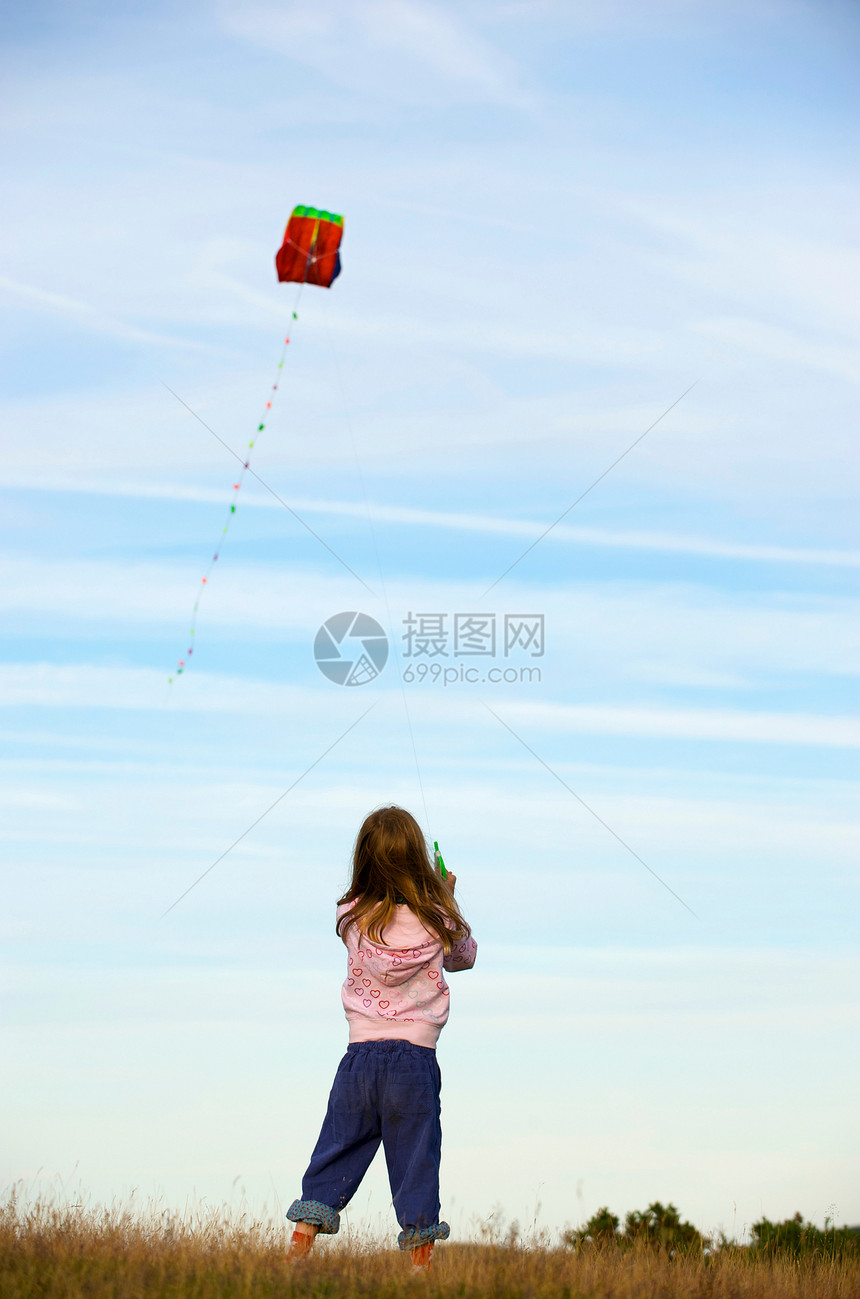 在田里放风筝的女孩图片
