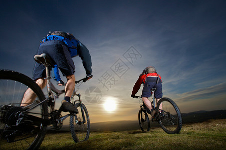两个山地自行车手一起骑背景图片