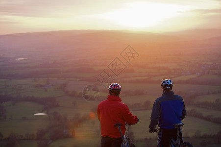两个山地自行车手观看风景在户外高清图片素材
