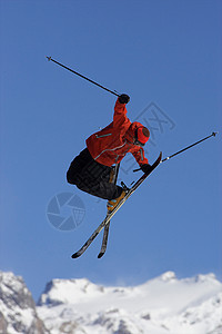 在半空中自由式滑雪图片