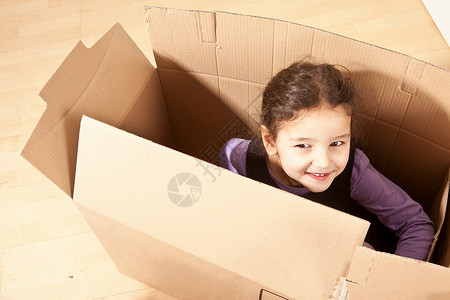 包装箱里的小女孩图片