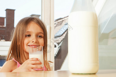 喝牛奶女孩喝牛奶的小女孩背景