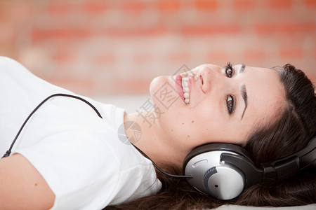 躺着听音乐的女人图片