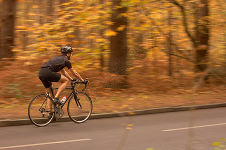 秋天树林里骑自行车运动高清图片素材