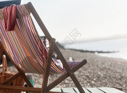 海滩边的空躺椅背景图片