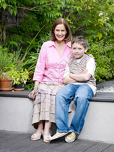 妈妈和儿子坐在花园的露台上图片