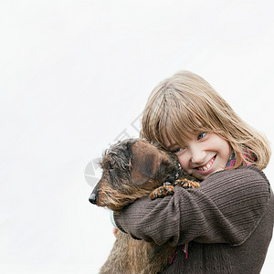 抱着狗的女孩白种人高清图片素材