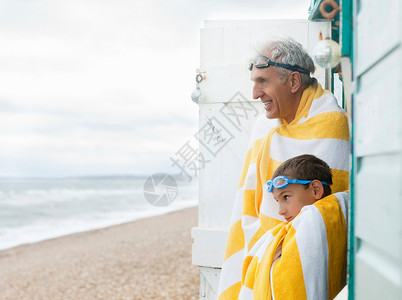 祖父和孙子准备游泳图片