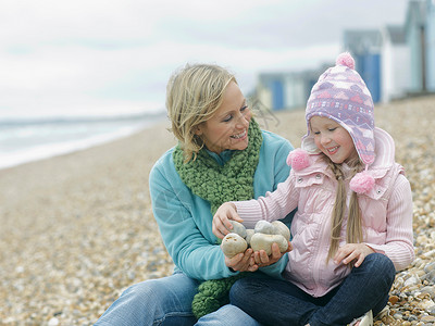妈妈和女儿一起在海滩上玩耍女人高清图片素材