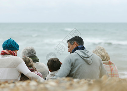 海滩上的一家人图片素材