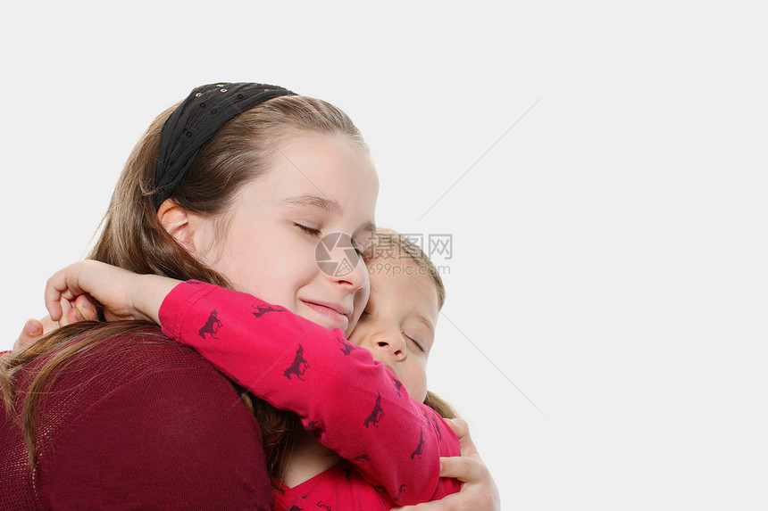 抱着妹妹的小女孩图片