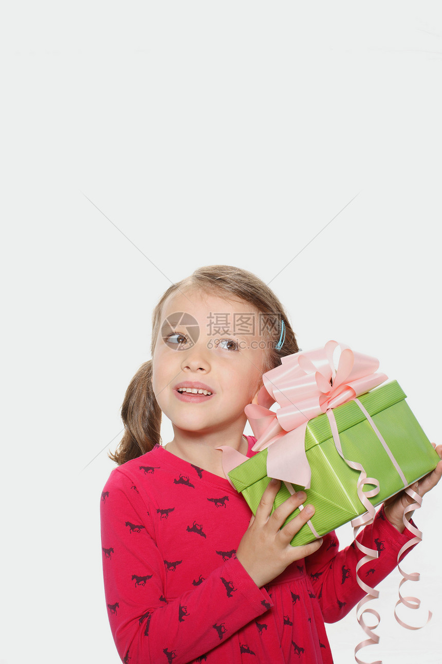 拿礼物的年轻女孩图片