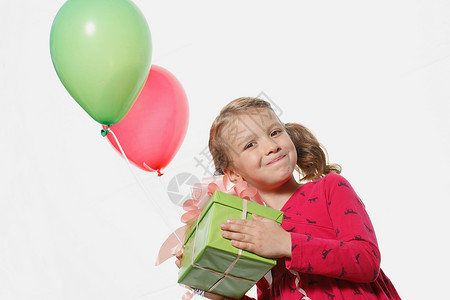 拿着礼物和气球的小女孩背景图片