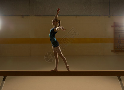 少女体操运动员在室内高清图片素材