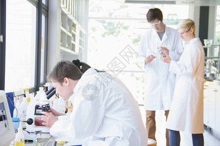 化学系学生在实验室使用显微镜高清图片