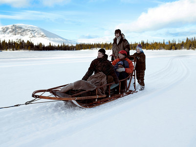 雪橇上的一家人图片
