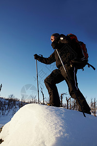 越野滑雪者在雪地里行走图片