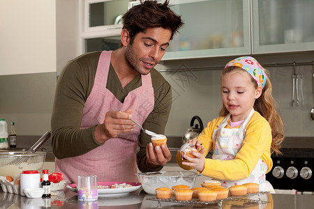 厨房外国人父亲和女儿做饭背景