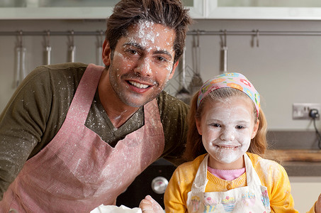 父亲和女儿做饭快乐高清图片素材