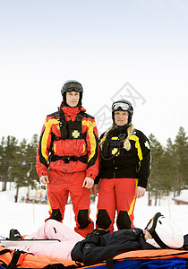 巡逻队滑雪者的救援队背景