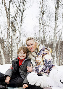 雪地里的奶奶和儿子图片