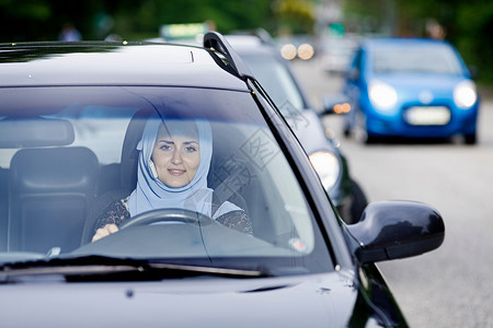 戴头巾的女人用手机开车图片