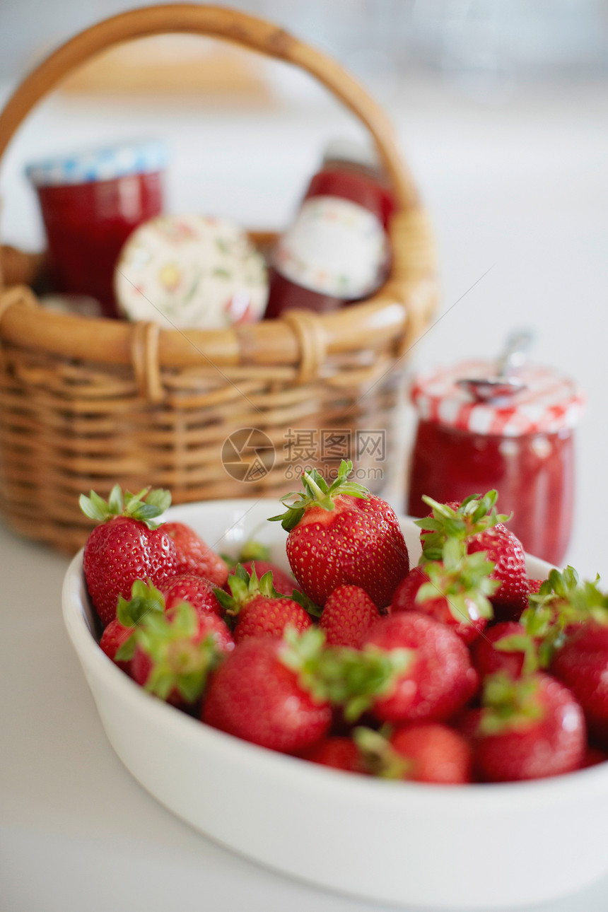 一碗草莓加果冻图片