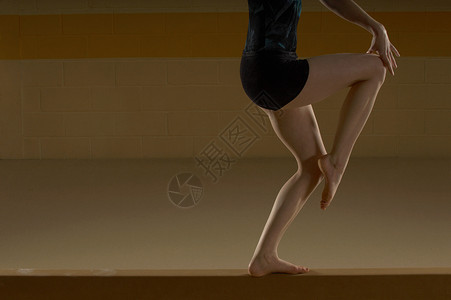 梁上的少年体操运动员平衡梁高清图片素材