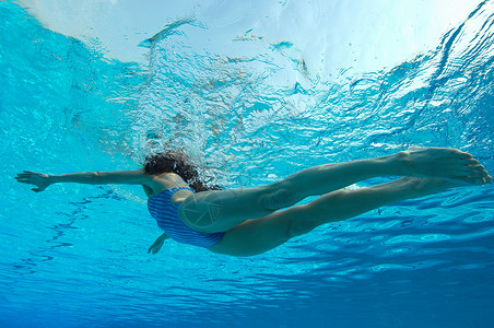 女子游泳池水下景观外国人高清图片素材
