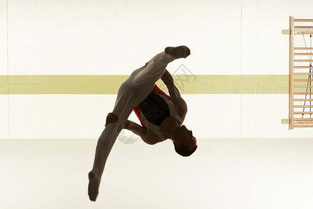 男子体操运动员自由体操图片