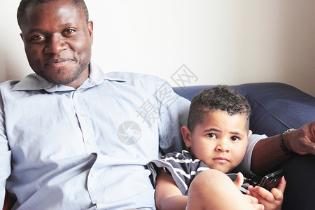 丹嫩沙多父亲和儿子在沙发上背景