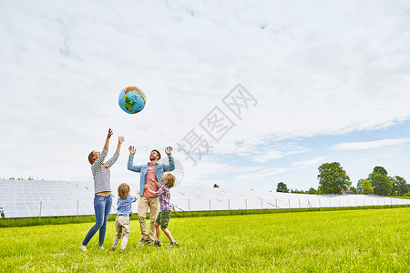 开心的外国人玩气球的家庭背景