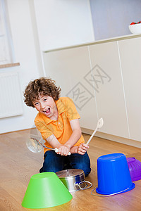 在厨房里打鼓的男孩图片
