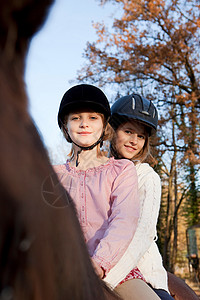 两个骑马的女孩友谊高清图片素材
