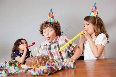 10岁生日3个孩子庆祝生日聚会背景