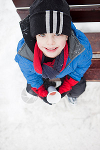 在寒冷的冬日微笑的男孩图片