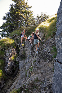 女孩们在山脚下攀岩背景图片