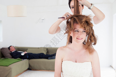 发型师处理新娘的头发图片
