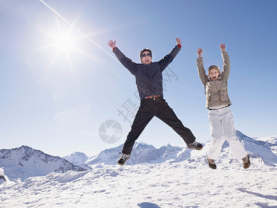 男人和女人在山上跳图片