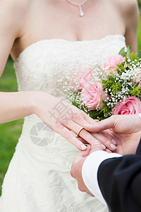 婚纱婚礼新郎给新娘戴上结婚戒指背景