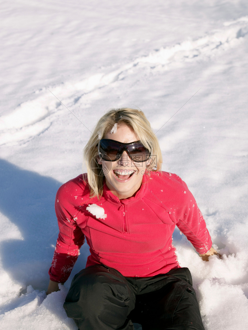 女人在雪地里笑图片