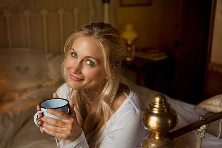 在床上喝咖啡的女人长发高清图片素材