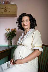 孕妇坐在椅子上图片