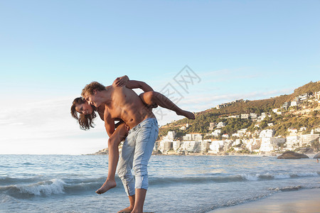 背着女人的男人背在沙滩上图片