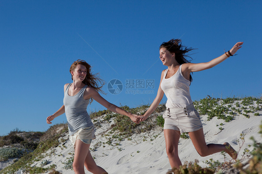两个女孩从山上跑下来图片