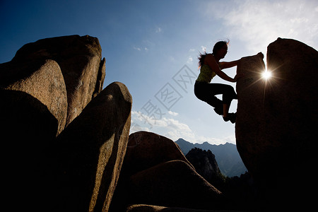 女子攀岩剪影高清图片