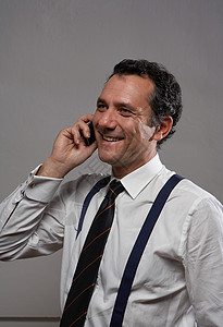 成熟的男人穿衬衫打领带用手机图片