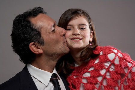 父亲亲吻女儿的脸颊图片