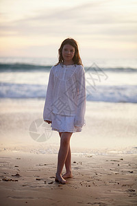 海滩边的女孩开心高清图片素材