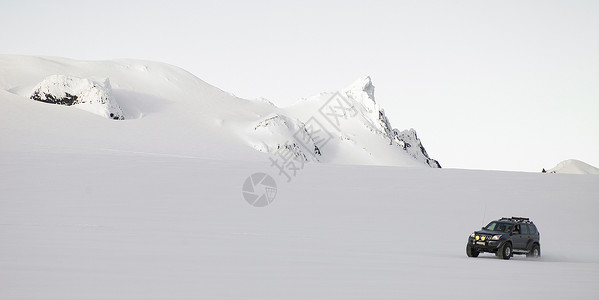 卡车在雪地上行驶图片